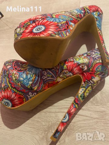 Дамски обувки с цветя Moschino модел лукс, снимка 2 - Дамски обувки на ток - 35457166