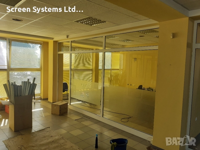 Продавам преградна алуминиева дограма с размер 4.44 на 2.50 м. в комплект със стъкла и врата