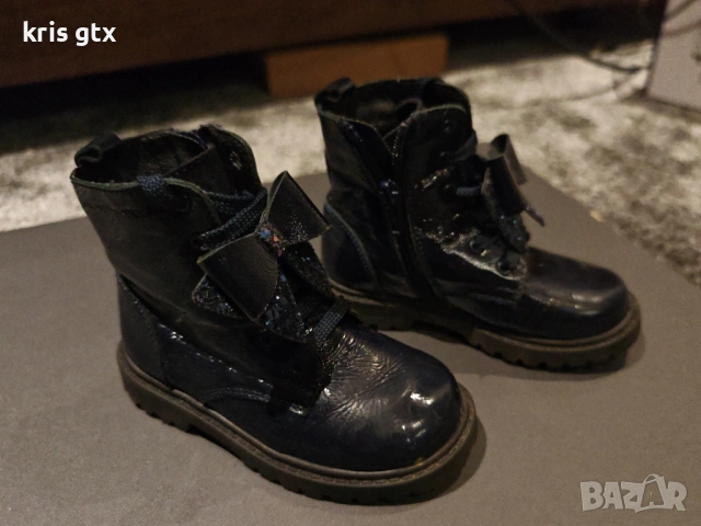 Стилни лачени боти с панделка № 24 – Тъмносини много запазени, снимка 3 - Детски боти и ботуши - 53484867