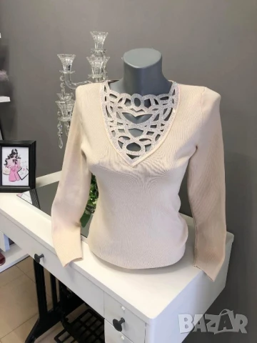 блуза с ефектно деколте и камъни 