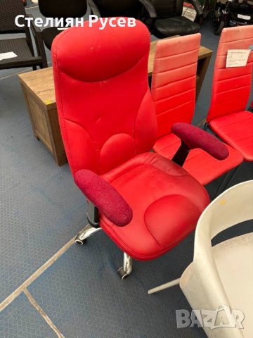 червен офис кожен стол              +ст -цена 46 лв с лека забележка отзад  - снимана е    - НЕ СЕ И, снимка 1 - Столове - 43806202