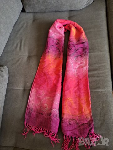 Дамски шал с ресни цикламени цветове