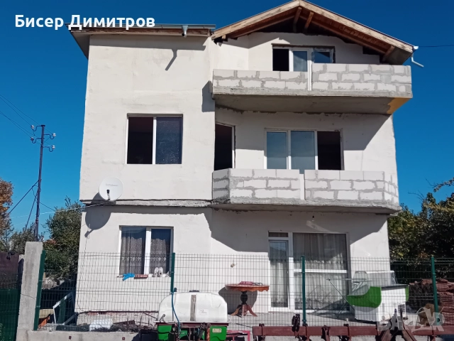 Три етажна къща във С.боянци близо до Асеновград