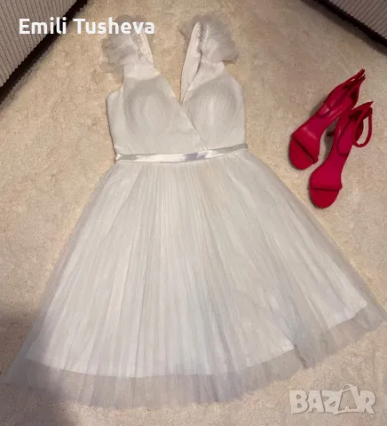 Официална къса бяла рокля.