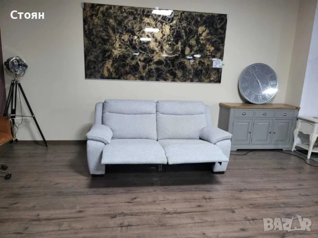 Светло сив диван от плат тройка с електрически релаксиращ механизъм, снимка 2 - Дивани и мека мебел - 50886717