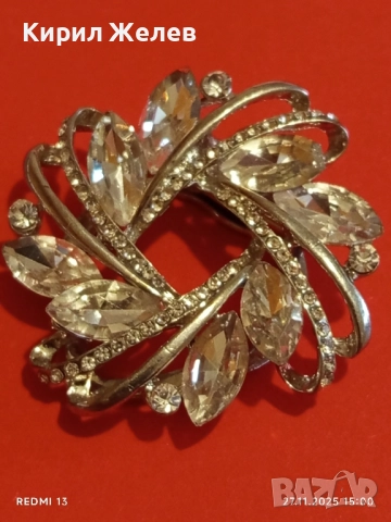 SWAROVSKI брошка прелестно кристално цвете с изящни триизмерни бели камъни 52236, снимка 5 - Други - 52562330