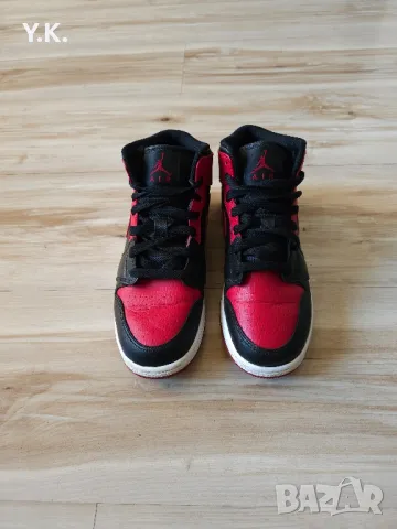 Оригинални кецове Nike Air Jordan 1 Mid "Banned" (GS), снимка 6 - Детски обувки - 47495171