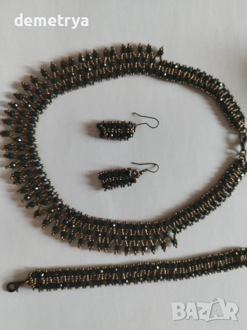 Комплект от колие, гривна и обеци, изработени от зелени и златисти камъни