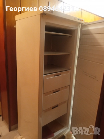 Продавам голям вертикален фризер Зануси, с добър външен видн вид, но с изтекъл фреон. 