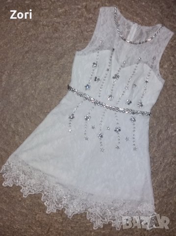УНИКАЛНО КРАСИВА бяла дантелена рокля с подплата и нашити сребристи камъчета ХС размер , снимка 1