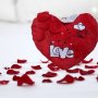 плюшената музикална възглавничка "Сърце с бял надпис LOVE" (Размер: 40см), снимка 1 - Романтични подаръци - 43860780