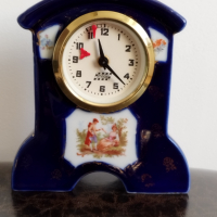Стар порцеланов анимиран настолен часовник, снимка 1 - Антикварни и старинни предмети - 44912107