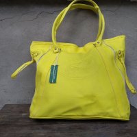 Дамска чанта Lacoste жълта, снимка 1 - Чанти - 32946639