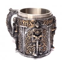 Код 94168 Стилна чаша от полирезин и метал с релефни декорации - рицари, мечове и надписи., снимка 1 - Чаши - 32322137