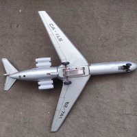 Продавам Ламаринената играчка самолет ИЛ-62, снимка 2 - Други ценни предмети - 37261147
