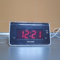Радио часовник с големи цифри., снимка 1 - Стенни часовници - 37791574