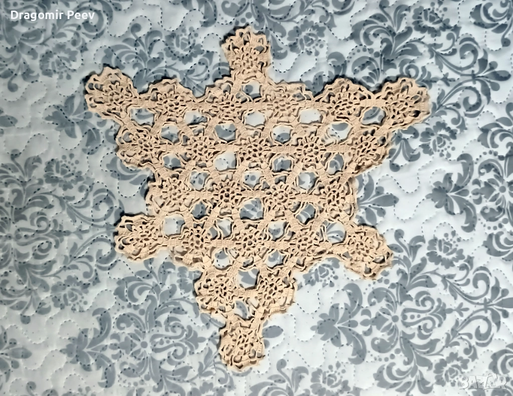 Продавам уникално ново ръчно плетено каре с многолъчева форма и с цвят екрю, снимка 1