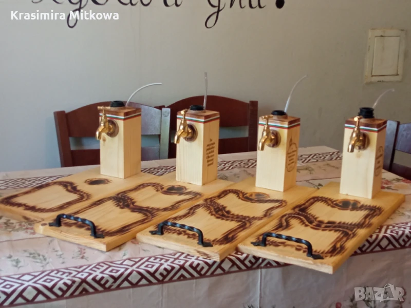 Ръчно изработени дъски за мезета с диспенсър за алкохол и персонализация , снимка 1