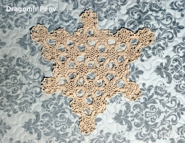 Продавам уникално ново ръчно плетено каре с многолъчева форма и с цвят екрю