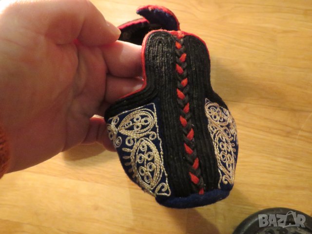 Старинни родопски невестински  везани терлици с гайтан изработка 50те години - сини с червен кант  -, снимка 4 - Други ценни предмети - 39024765