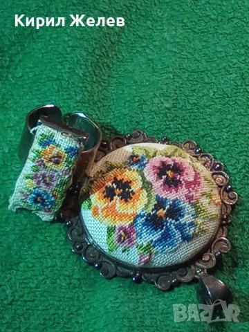 СТАРИ ПОСРЕБРЕНИ АРТ ДЕКО МЕДАЛЬОН и ПРЪСТЕН с РЪЧНА БРОДЕРИЯ в КУТИЙКА ВИНТИДЖ РЕТРО БИЖУТА 22415, снимка 2 - Бижутерийни комплекти - 35574355