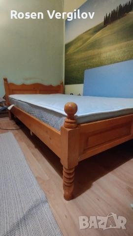 Спалня от масив със здрав матрак.