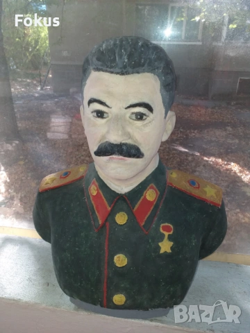 Голям гипсов бюст на Сталин рисуван с маслени бои