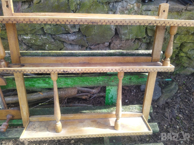 Стара етажерка за буркани 