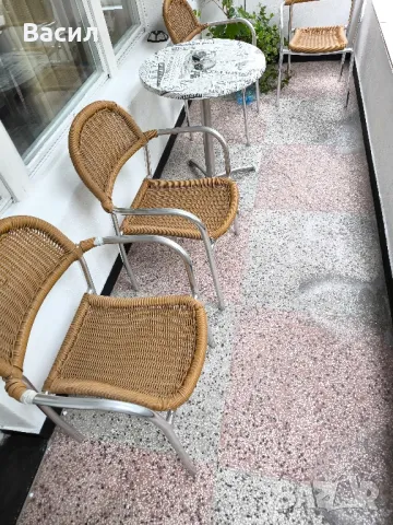 маса с четири стола