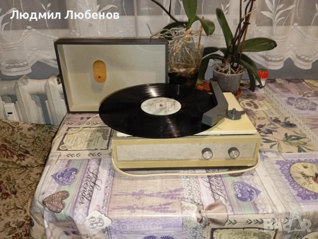 Малък немски грамофон RFT Ziphona apart 306, снимка 2 - Грамофони - 53237480