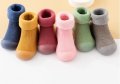 Детски чорапки с гумена подметка , снимка 1 - Детски пантофи - 43400649