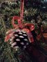 Коледна украса за елха- висулка шишарка