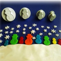 4 бр мини снежен човек пластмасови резци форми с бутало резец форма пластмасови с релеф за фондан, снимка 1 - Форми - 36719985
