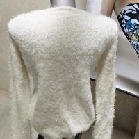 Дамско пухкаво пуловерче, М/L, снимка 4 - Блузи с дълъг ръкав и пуловери - 42951001