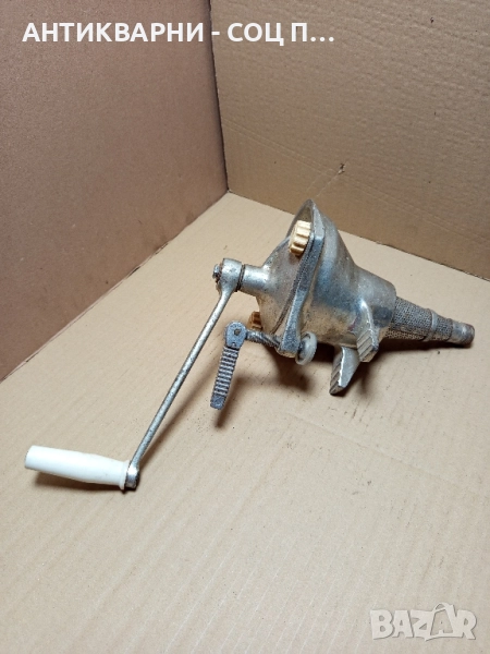 Стара Немска Мелачка За Домати Тегло 3.600кг., снимка 1