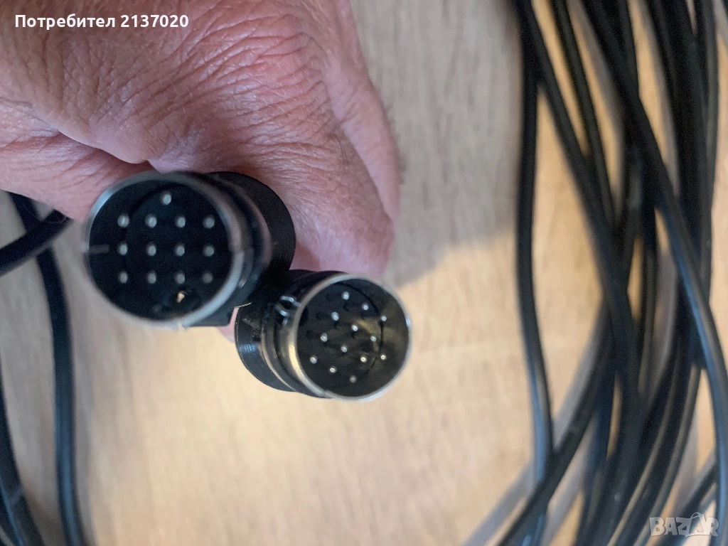 Продавам за ПРЕЗАПОЯВАНЕ два кабела 13 pin за Roland  GR guitar synths   е 9 метра а другия 5 метра, снимка 1