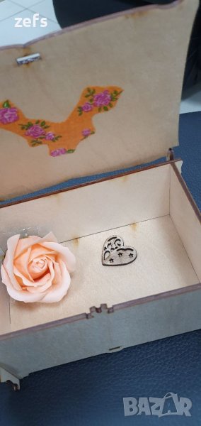 Дървена кутия за "съкровища " с дървено сърчице и ароматно сапунено цвете , снимка 1