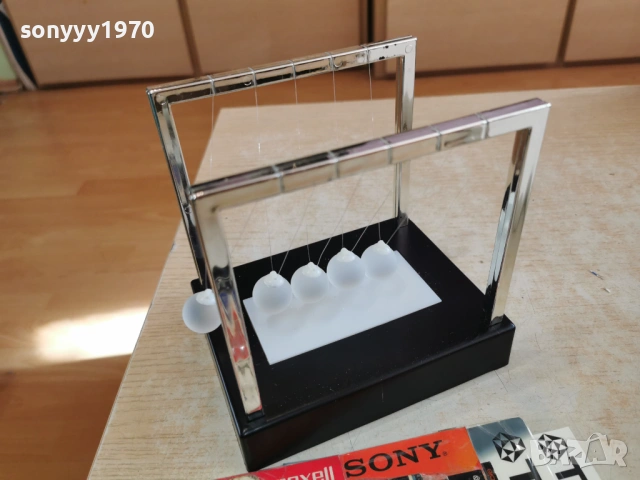 Перпетуум-мобиле с лед подсветка-НЮТОН ЛЮЛКА 15Х15Х11СМ 1501261733, снимка 10 - Колекции - 53112288