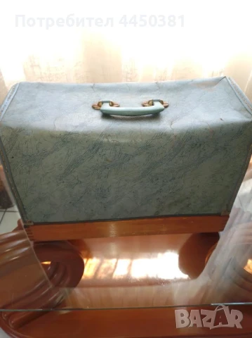 Старинна преносима електрическа работеща Японска шевна машина