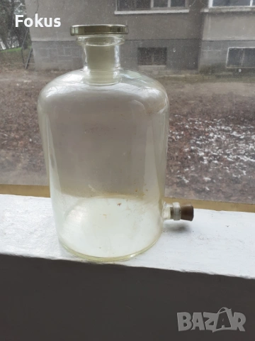 Стар медицински буркан с канелка и стъклена запушалка тапа