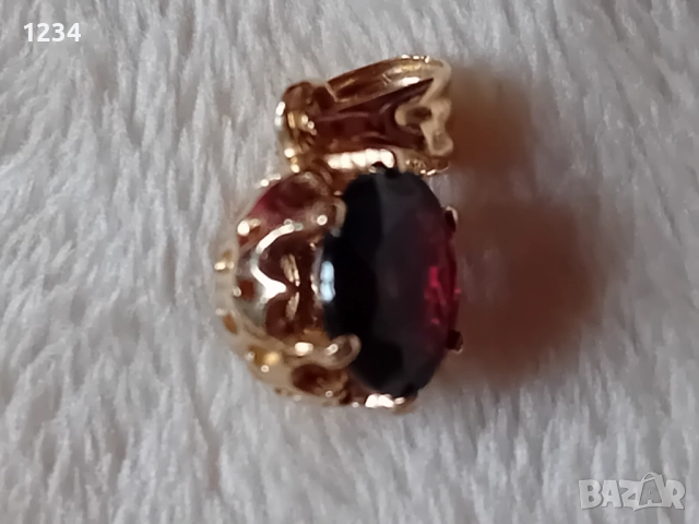 Нов златен медальон с естествен гранат