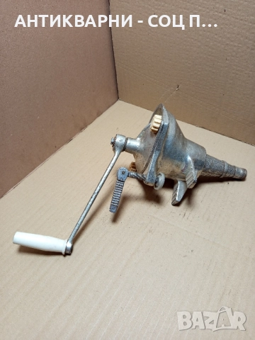 Стара Немска Мелачка За Домати Тегло 3.600кг.