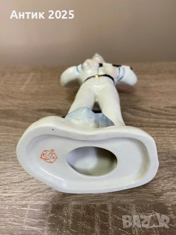 Винтидж порцеланова фигурка „Юен регулировчик на автомобилното движение“, снимка 3 - Антикварни и старинни предмети - 53235638