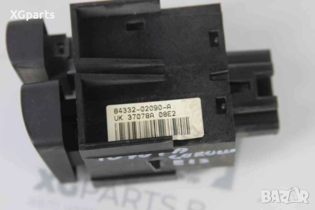 Бутон аварийни светлини за Toyota Corolla E12 (2001-2007) 84332-02090-A, снимка 2 - Части - 52571621