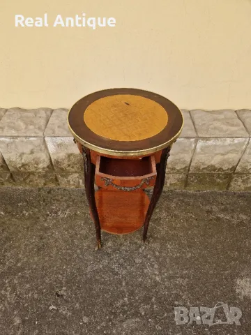 Чудесна антикварна френска дървена масичка с бронзов обков , снимка 4 - Антикварни и старинни предмети - 49063788