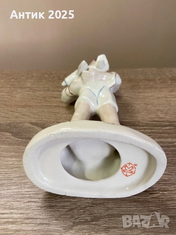 Винтидж порцеланова статуетка „Момче със самолет“, СССР, снимка 3 - Антикварни и старинни предмети - 53237431