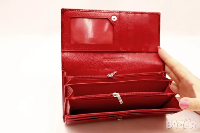 Красиво червено портмоне с релефни рози., снимка 2 - Портфейли, портмонета - 37143876