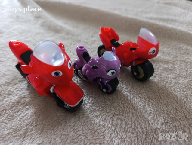 Tomy Ricky Zoom екшън фигурка червен мотоциклет и лилав мотоциклет