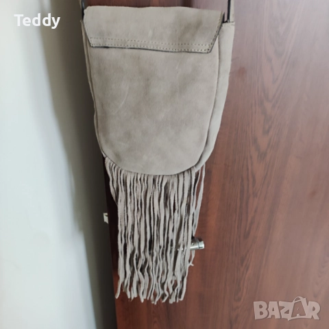 Чанта с ресни Mango, естествен велур, снимка 4 - Чанти - 51907938