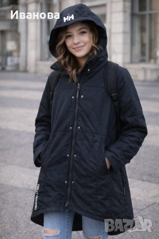 Дълго тъмно синьо яке Helly Hansen.